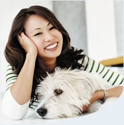 Kvinna som ler tillsammans med hund Kvinna som ler tillsammans med hund